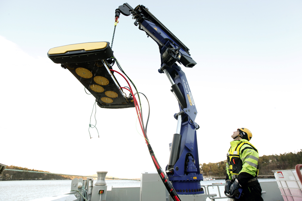 Dette er farkosten som brukes til notspyling. Raivis Baltris styrer krana.