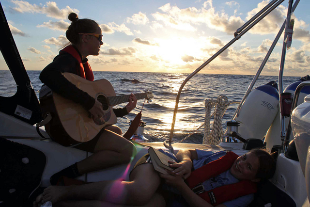 Gitaren er selvsagt med på turen. Linn Sofie spiller, mens Nicoline tar en liten hvil.