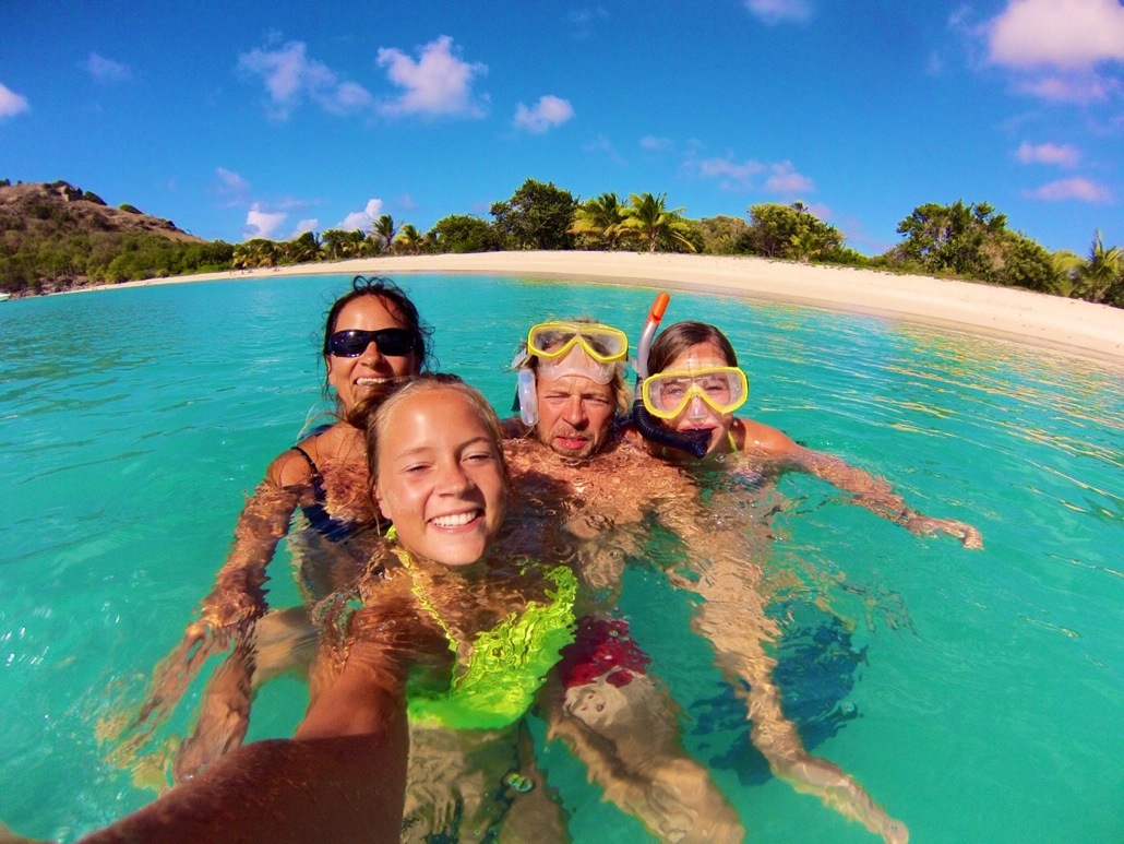 Tenk å være alene på en strandperle som denne på St. Marts. Linn Sofie tar en selfi av familien, Tove, Odd Ivar og Nicoline. (Foto: Linn Sofie Mork)