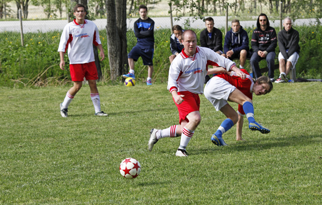 Det gikk hardt for seg i finalekampen mellom KBK og Rock City. (Foto: Hanne Marie Tyldum Ribsskog)