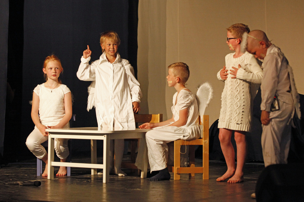 Småtrinnet viste skuespillet Finn Engelius Fant, der hovedpersonen leter etter nøkkelen til framtida. Fra venstre: Hanne Marie, Alf-Jarle, Gabriel, Sigurd og Oliver.