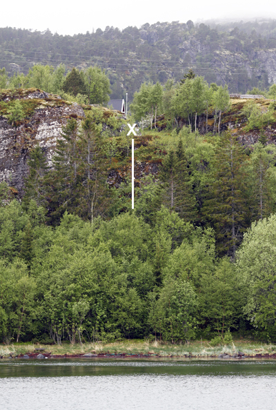Krysset angir hvor mannen falt fra, og det er et fritt fall på anslagsvis 15 meter.