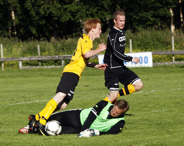 Simen Lein fikk en hardsmell da det ble bråstopp med påfølgende kollbøtte foran mål. Men han kom seg og fortsatte spillet.