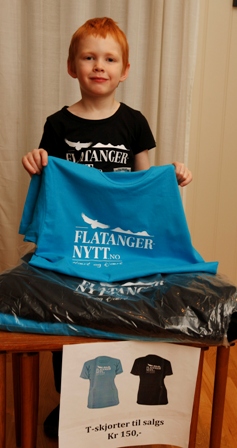 Magnus er ansvarlig for salget av t-skjorter, når Flatangernytt jubilerer.