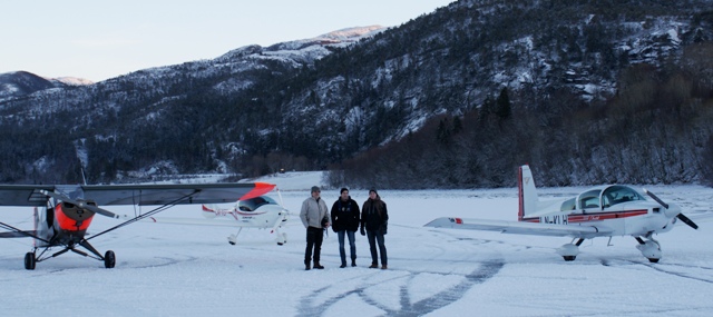 De tre flygerne poserer mellom to av flyene som landet ved Jøssund. Fra venstre: Tor Sved, Eirik Bruset og Jan Georg Sved. (Foto: Privat)
