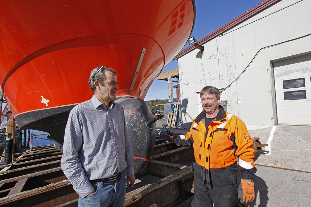 Arve Bjørsvik er en av Tom Birger Skotnes sine kunder, og han har fiskebåten "Siv Hege" oppe til service.