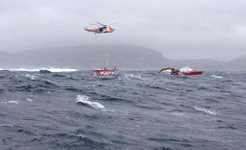 I HAVSNØD: Mannskapet på fire ble evakuert fra MS Fosenbulk da fartøyet fikk motorstopp utenfor Flatanger. KV Harstad sleper om bord og berget båten fra å gå på grunn. Det var stiv kuling og 6-7 meter høye bølger utenfor Oksbåsheia der fraktebåten fikk problemer. (Foto: RS Harald V)