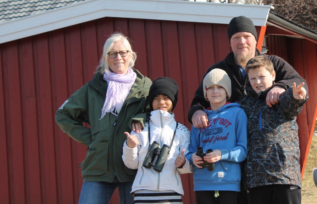 FUGLETUR: 5. klasse ved Lauvsnes skole dro på fuglesafari med ørnemannen Ole Martin Dahle. Fra venstre: lærer Ingeborg Hagerup, Sata Jairak, Erik Lein Steffensen, Ole Martin Dahle og Adrian Hårstadstrand Førde. (Foto: Nora Strand Kjendlie)