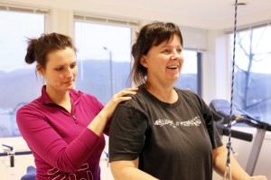 Årvåkne fysioterapeut Guro Vilvang ser når det er noe å rette på, og Gro Seltveit tar det med et smil. Latteren sitter løst på fysioterapien.