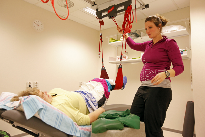 Tre behandlingsrom gjør det mulig å ha en til en-samtaler, og med benk og slynge kan ulike øvelser gjøres. Inger Kjellrun Vedvik får hjelp av Guro Vilvang.