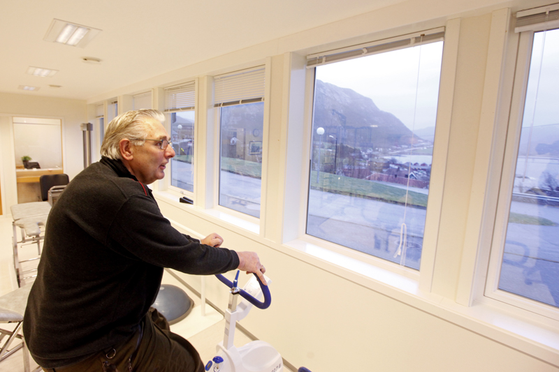 Leif Vollan syns det er greit å sykle på ergometersykkelen - med en sånn utsikt.