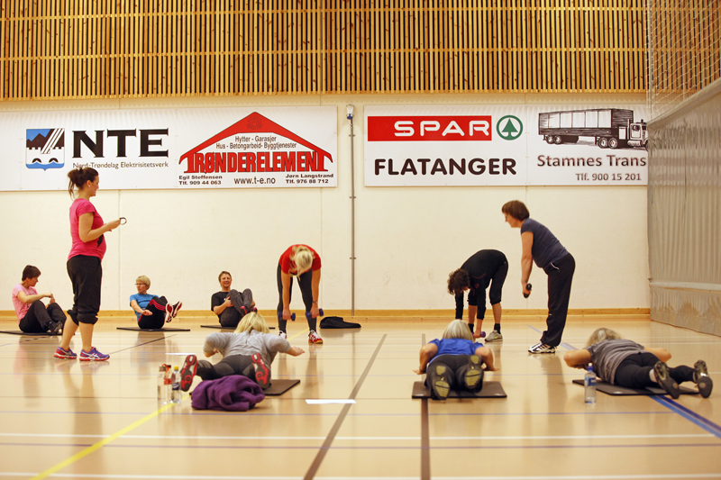 Svetten siler når damene kjører styrketrening.