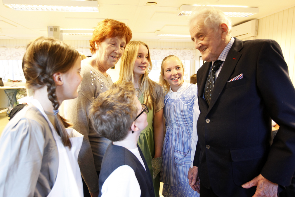 GAMLE DAGER: I en måned jobbet elever og lærere ved Flatanger Montessoriskole med et prosjekt om Flatanger i gamle dager. Elever dro ut og snakket med folk, og blant dem som fikk besøk, var Reidun og Paul Moe. De deltok på den åpne dagen der arbeidet ble presentert, og møtte igjen "sin" elevgruppe: Ingeborg, Sigurd, Henny og Sara.