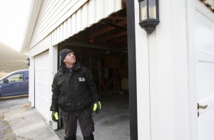 Garasjeporten var igjen, men ble likevel presset av skinnene i det kraftige uværet.