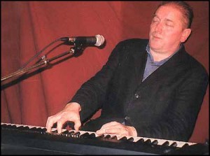 Geraint Watkins besøker Flatanger fredag.