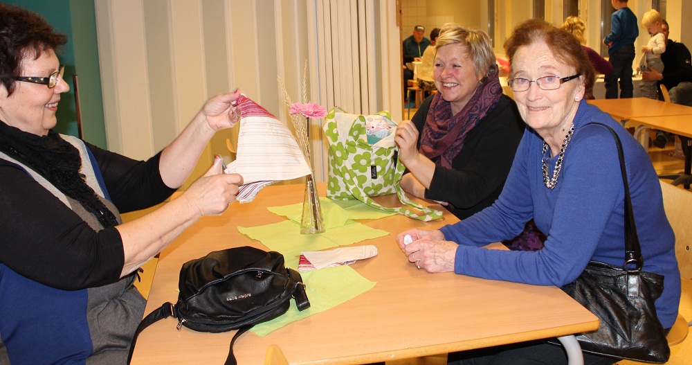 Nesten 240 gevinster ble delt ut til glade vinnere, deriblant disse smilende damene.