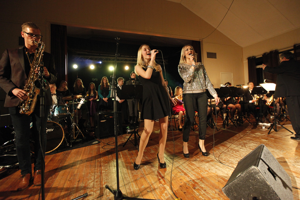 GRAND PRIX-FEBER: Flatanger musikkforening med venner inviterte til Grand Prix-aften, og hele salen kokte da Maren Kløven Lein og Ida-Magrit Lindstad Angen tro til med "La det swinge".