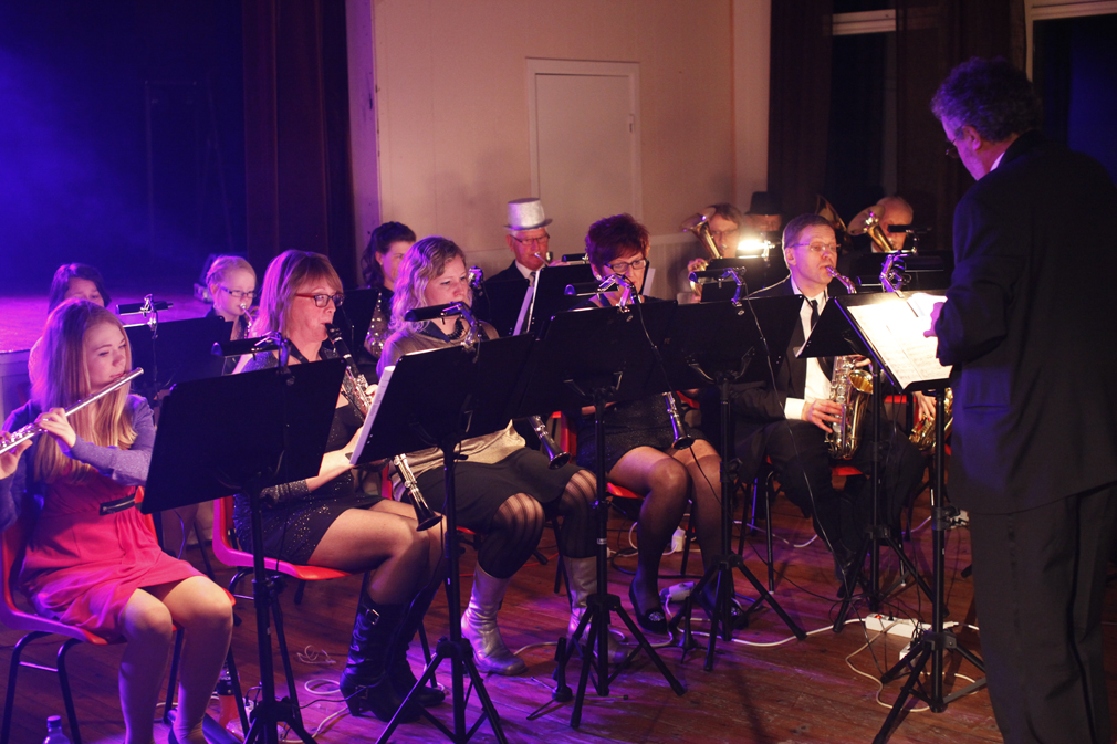 Flatanger musikkforening teller bare 17-18 medlemmer, men trommet sammen til stor Grand Prix-aften fredag.