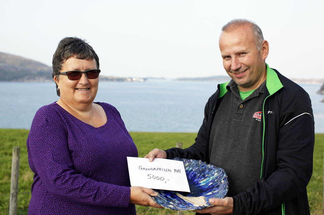 GRENDEPRISEN: Aud Høstland fikk grendeprisen av Lauvsnes grendelag. – Begrunnelsen for å gi prisen til Aud, er det store frivillige arbeidet hun gjør i alle grendene, sa leder Egil Steffensen.