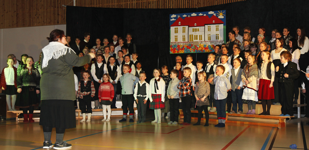 Hele skolen - elever og lærere sammen - avsluttet kvelden med "Det går et festtog gjennom landet".