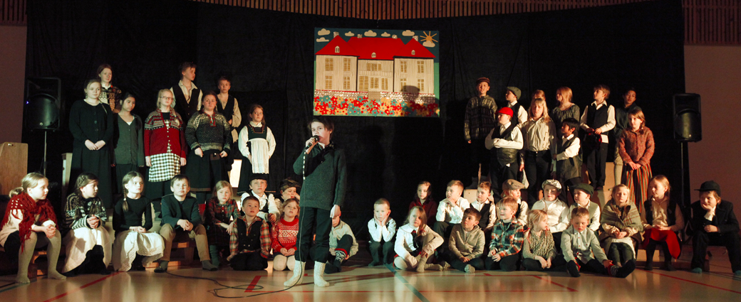 Mellomtrinnet framførte "Mellom bakkar og berg", med Christian Hanssen som solist.