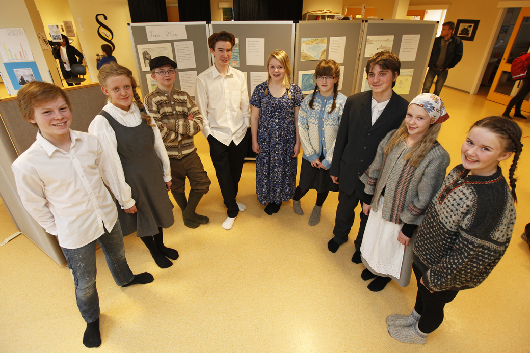 Terje Vigen var tema for 8.klassens utstilling. Fra venstre: Benjamin H. Sæther, Iben Estensen, Simon Stamnes Hågensen, Ludvik Elnan Jacobsen, Tina Anita Sæther Hårstadstrand, Amalie Stamnes Hågensen, Robin Søraa, Mathilde Hanssen og Rakel Estensen.