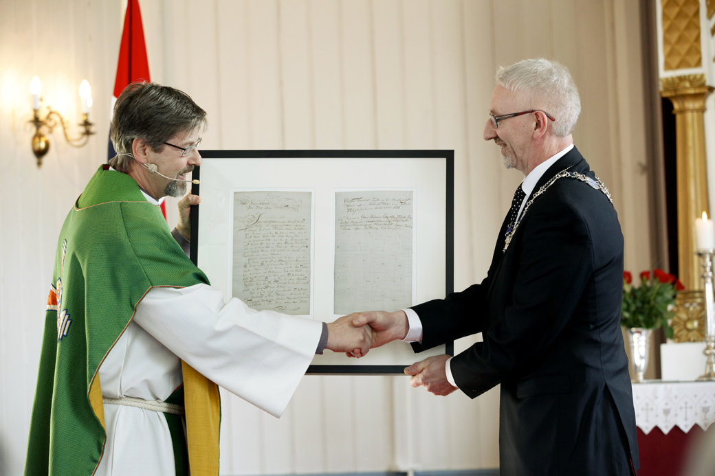 Ordfører Olav Jørgen Bjørkås fikk overrakt fullmaktsbrevet fra 20. mars 1814 av sokneprest Torgeir Liasjø, som først hadde fått det av Reidar Lindseth.