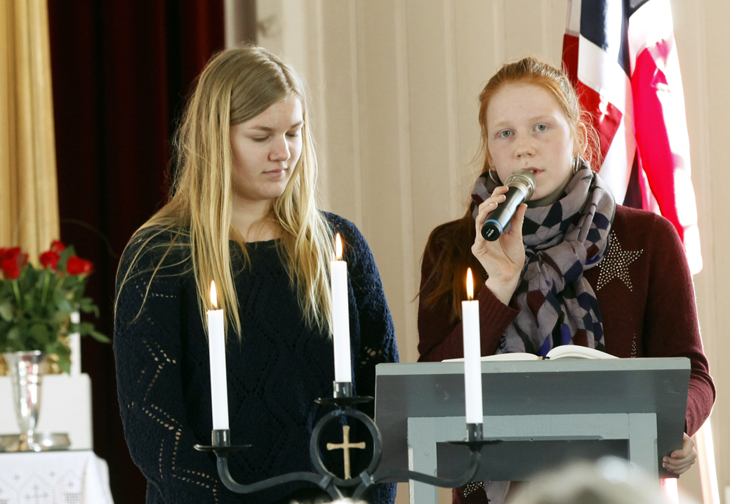 Konfirmantene Hanne Myren (til venstre) og Anna Imsgard Strøm leste.