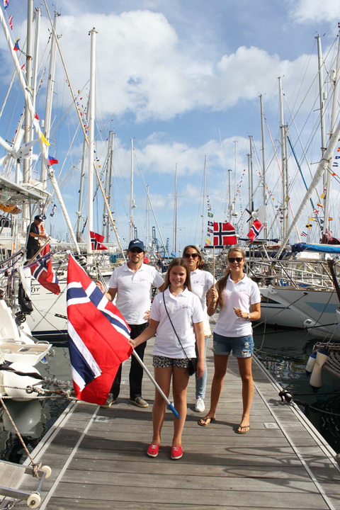 Nicoline, Linn Sofie, Tove og Odd Ivar med norske flagg og klare for å starte overfarten til Karibia.