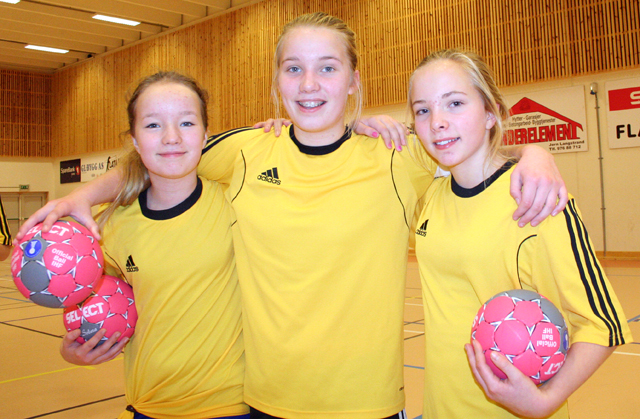Flatanger-jentene Bjørg Vedvik (til venstre), Henny Kløven Lein og Sara Lein Fuglår var godt fornøyd etter lørdagens kamper. (Foto: Hanne Marie Tyldum Ribsskog)