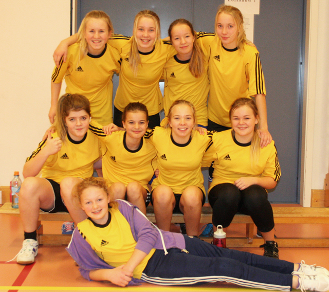 Flatangers Jenter 12, foran Astrid Vedvik Havstein, første rekke fra venstre: Anna Bruheim, Ingeborg Hanssen Waldersløff, Sara Lein Fuglår og Susanne Aune Edvardsen. Bak fra venstre: Ester Einvik Dahle, Henny Kløven Lein, Bjørg Vedvik og Maren Kløven Lein. (Foto: Magnus Tyldum Ribsskog)