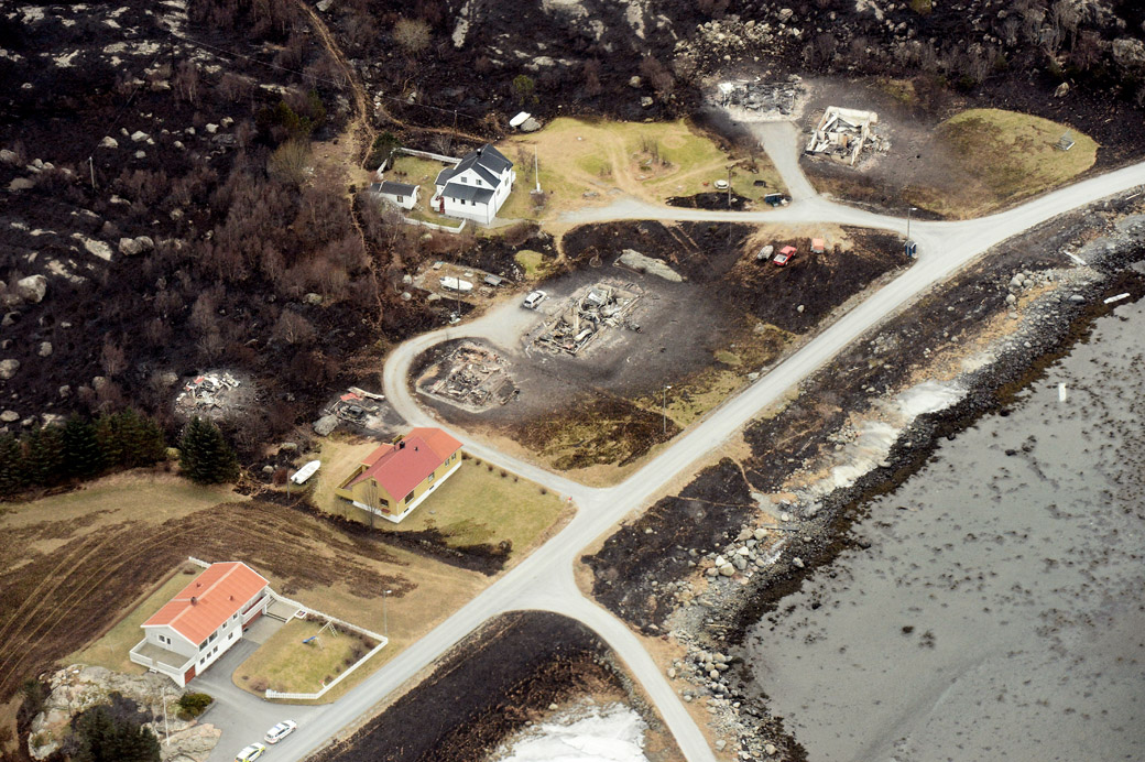 Hasvåg fra lufta rett etter brannen. (Foto: Johan Arnt Nesgård, fotopool)