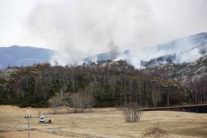 Både dette helikopteret fra Helitrans og Forsvarets Bell-helikopter som kom senere på dagen, kunne ikke settes inn på grunn av sterk vind.