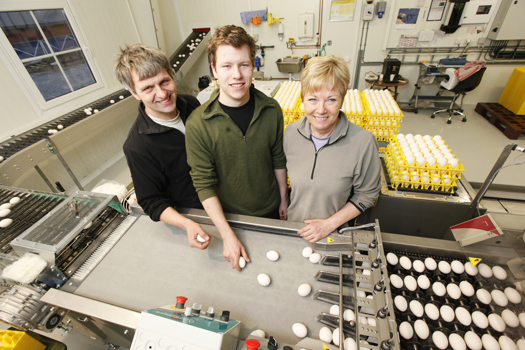 KLEKKET UT EN PLAN:  Ragnfrid Holberg Lindseth og Jon Ivar Lindseth har satset vel 4,6 millioner kroner for å få flere bein å stå på – og for å gjøre det lettere for sønnen Tommy å overta gården. Det nye hønehuset på Kilmyra ved Vik rommer 7500 høner som legger 51.000 egg på en uke.