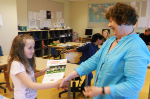 Nora Strand Kjendlie mottar diplom av Inger Holmen.