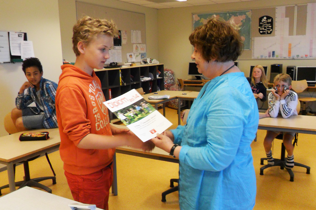 Elias Lein Staven i 6. klasse får diplom av Inger Holmen.