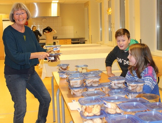 Inger Anne Rye Bårdsen var en av mange som kjøpte julekaker av Adrian Hårstadstrand Førde og Nora Strand Kjendlie.