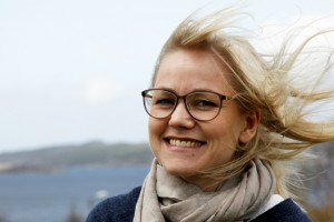 Fylkesrådsleder Ingvild Kjerol fikk vind i håret da hun besøkte Flatanger. Som Aps førstekandidat i fylket suser hun inn på Stortinget til høsten.