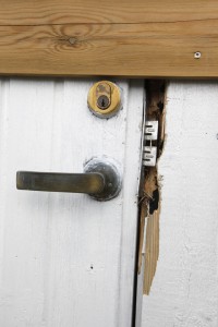 Tyvene har trolig brukt brekkjern for å bryte opp døra inn til kassen med pengene.