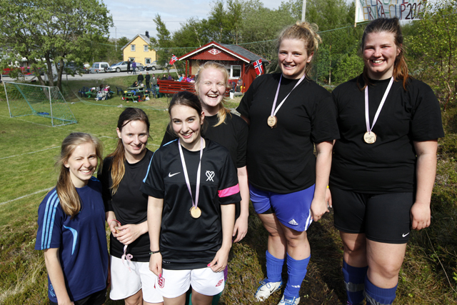 Jentene stilte eget lag mot gutta, fra venstre: Inga Halsvik Sandnes, Anita Midflå, Randi Olsen, Inga Lein Staven, Carolina Aune Moe og Katherine Aune Moe. Keeper var Alf Ole Staven.
