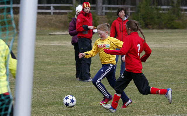 Astrid Havstein oppviste gode dribleegenskaper og vant mange baller i kamp mot Rørvik-spillerne.