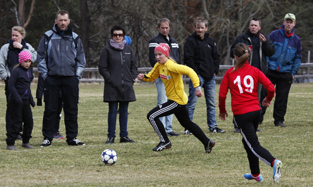 Henny Kløven Lein i farta, mens et ivrig - men noe fåtallig - publikum følger med.