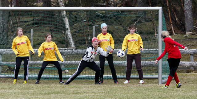 Det var tett av gule drakter på målstreken da Rørvik fikk frispark...