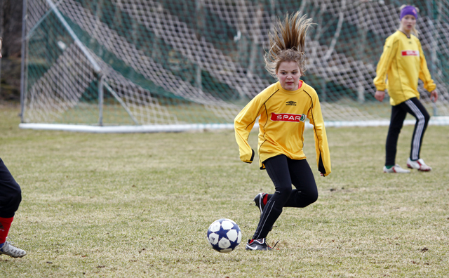 Lisbeth Finanger og de andre Flatanger-spillerne ga alt i kampen mot Rørvik.