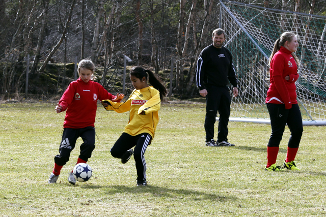 Pakjira Jairak i duell med en Rørvik-spiller.