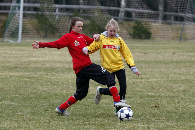 Rakel Sofie Estensen i duell mot en Rørvik-spiller.
