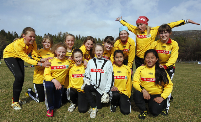 Jentene var godt fornøyde med å spille uavgjort mot Rørvik. Foran fra venstre: Astrid Havstein, Matilde Hanssen, Rakel Sofie Estensen, Pakjira Jairak og Dina Hansen. Bak fra venstre: Nora Frisendal, Tina Hårstadstrand, Maren Lein, Lisbeth Finanger, Statland, Ann-Mari Hatland, Ingeborg Brørs Skorstad, Statland, Henny Kløven Lein og Amalie Stamnes Hågensen.