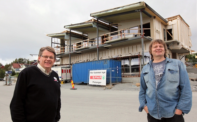 Johan og HansP foran nybutikken_w