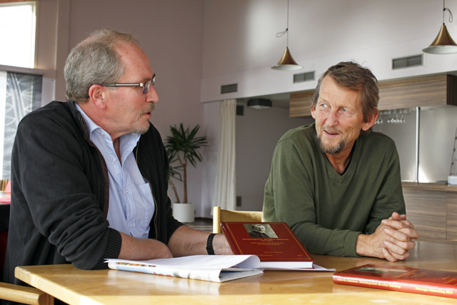 - John Stamnes har lagt ned et fantastisk arbeid med denne boka, sier Reidar Lindseth (til venstre) i Flatanger historielag.