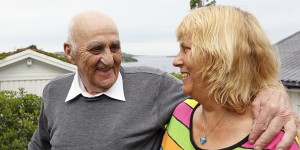 Joralf Gjerstad besøkte Kari Olsen da han var i Flatanger i 2013. (Arkivbilde)